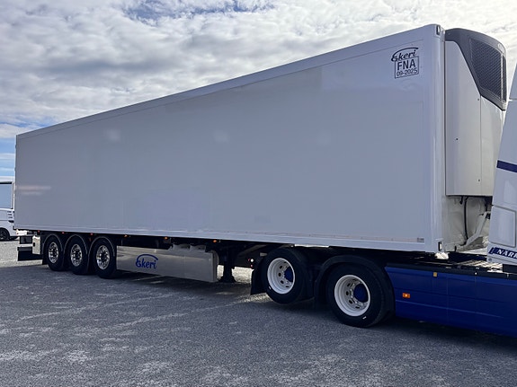 Ekeri FNA trailer med Carrier HE19 2 temp og bommer 4 of 5