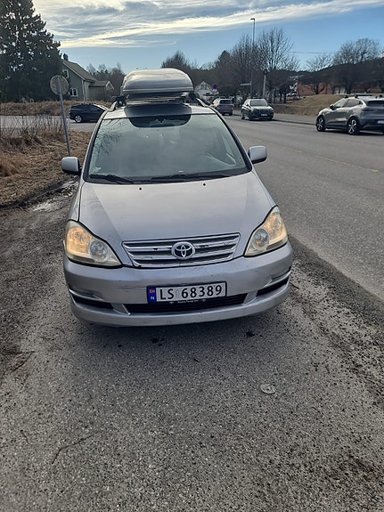 Toyota Avensis Verso 8 of 15