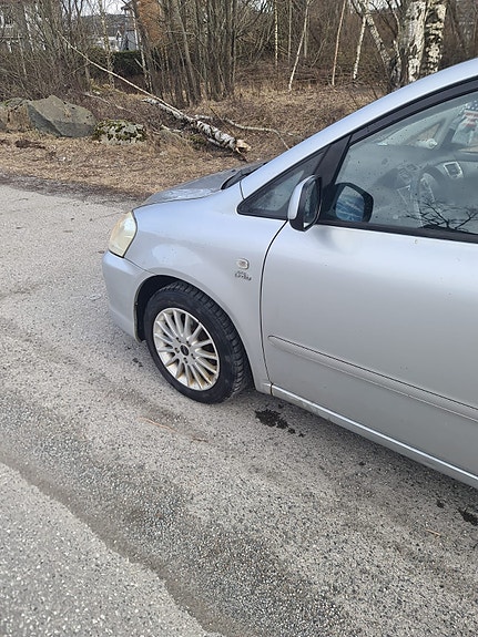 Toyota Avensis Verso 7 of 15