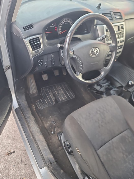 Toyota Avensis Verso 2 of 15