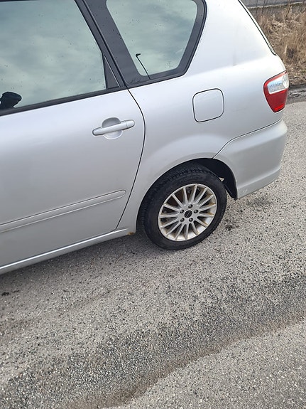 Toyota Avensis Verso 6 of 15