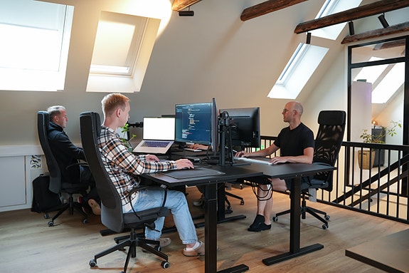 Moderne kontorer på et loft. Åpent landskap.