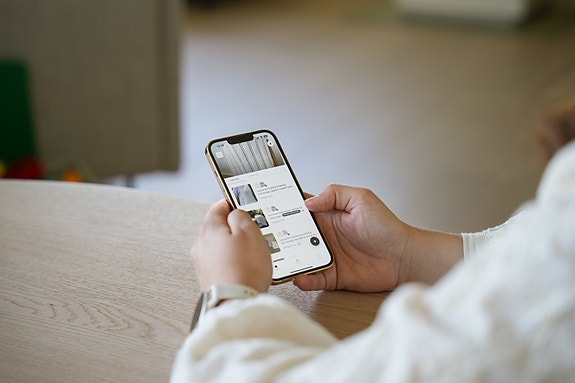 Fra kontoret utvikler vi plattformen som er tilgjengelig gjennom knips.com og spoks.com, både fra mobil og desktop.