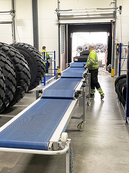 Transportbånd til tømming av containere