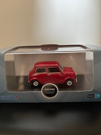 Oxford Diecast modellbil rød 1:43