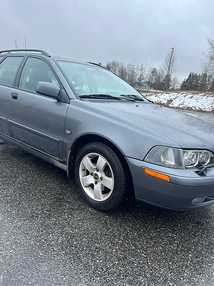 Volvo V40 4 of 5