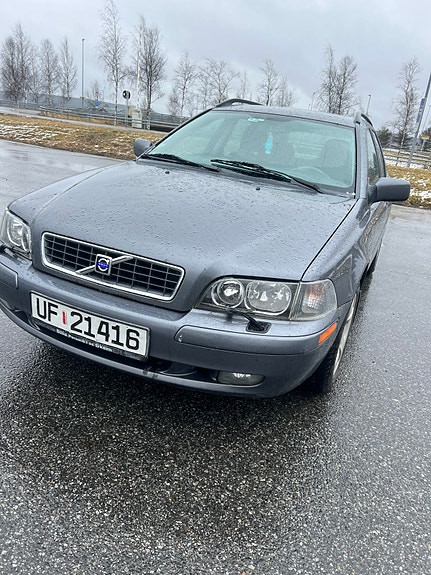 Volvo V40 2 of 5