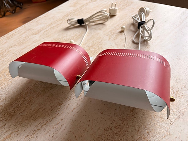 To vegglamper i dyp rød farge