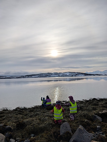 Fjære er en populær plass for lek og utforskning.