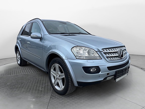 Mercedes-Benz ML320 3 of 5