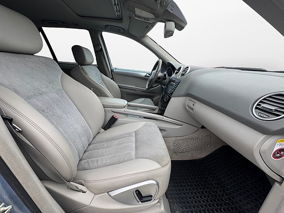 Mercedes-Benz ML320 4 of 5