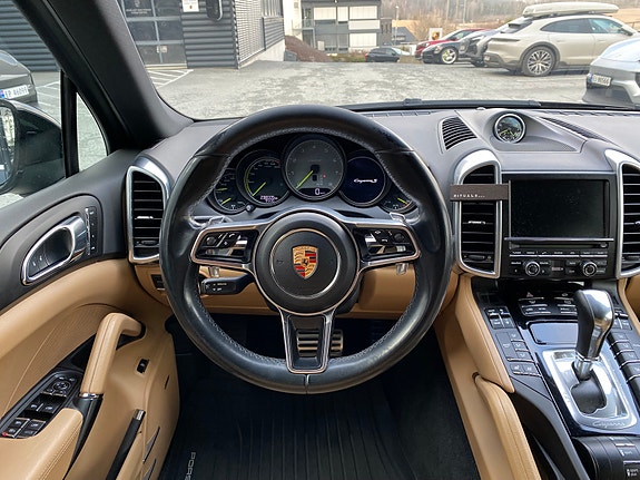 Porsche Cayenne 21 of 30