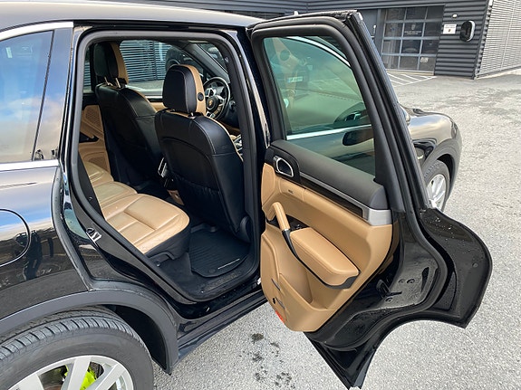 Porsche Cayenne 16 of 30