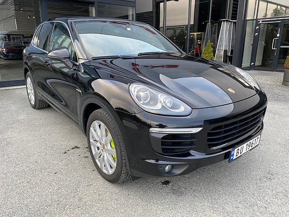 Porsche Cayenne 2 of 30