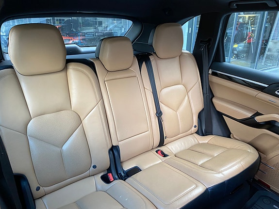 Porsche Cayenne 18 of 30