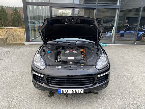 Porsche Cayenne 12 of 30