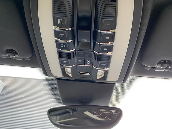 Porsche Cayenne 25 of 30