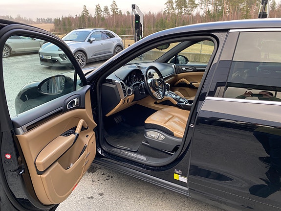 Porsche Cayenne 14 of 30