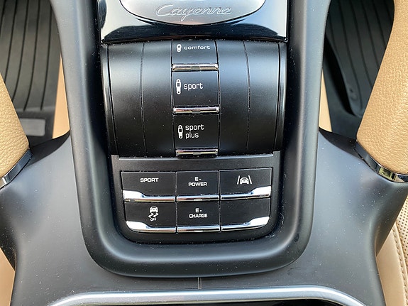Porsche Cayenne 22 of 30