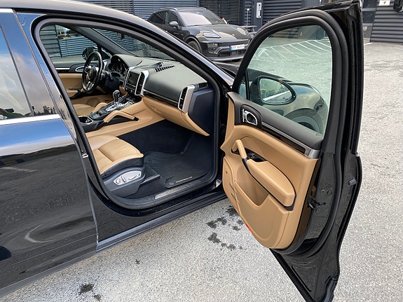 Porsche Cayenne 17 of 30