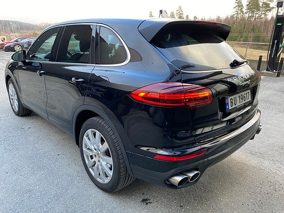 Porsche Cayenne 5 of 30