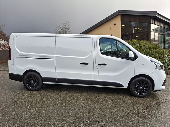 Nissan NV300 4 of 5