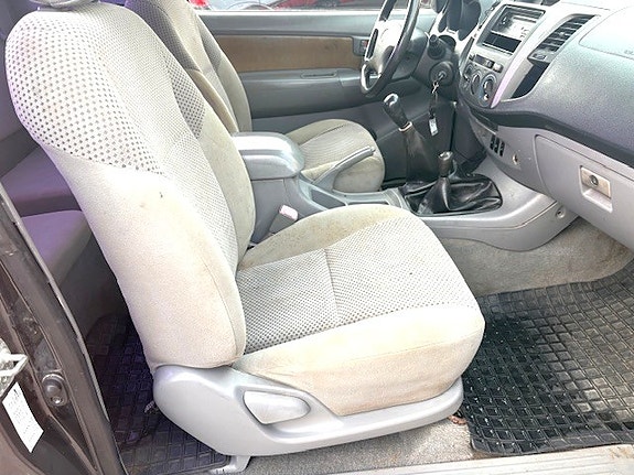 Toyota HiLux 9 of 13