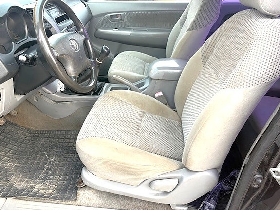Toyota HiLux 8 of 13