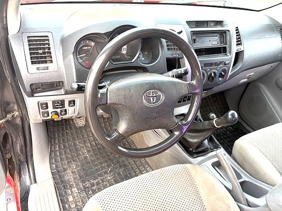 Toyota HiLux 12 of 13