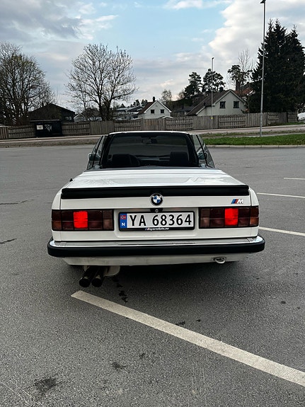BMW 320i 18 of 28