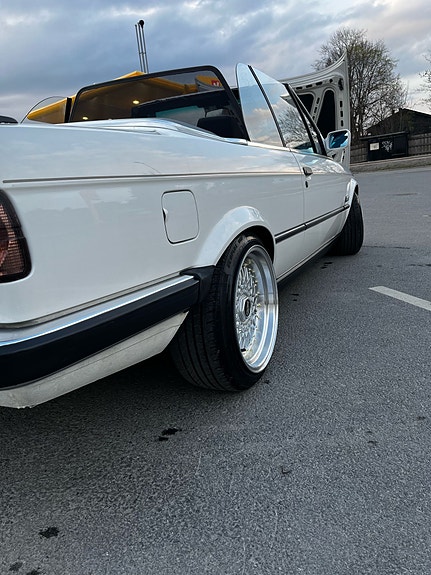BMW 320i 11 of 28
