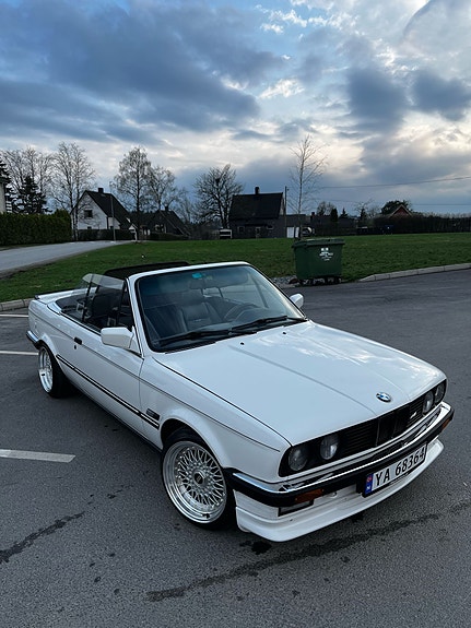 BMW 320i 2 of 28
