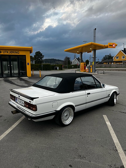 BMW 320i 21 of 28