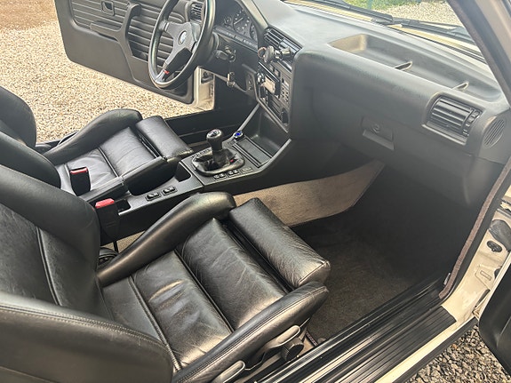 BMW 320i 26 of 28