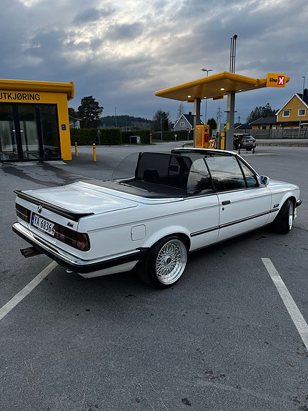 BMW 320i 5 of 28