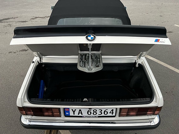BMW 320i 22 of 28