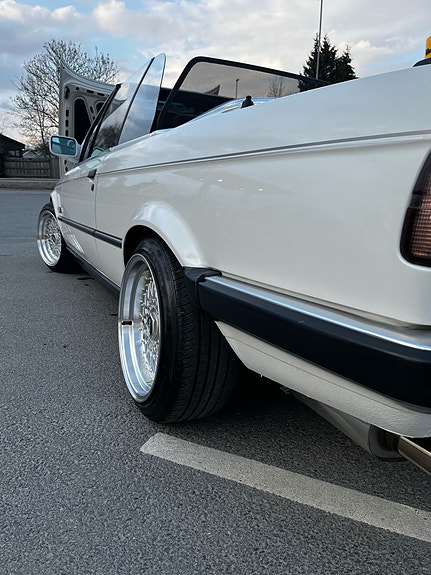 BMW 320i 7 of 28