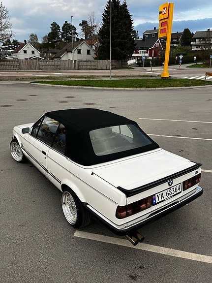 BMW 320i 20 of 28