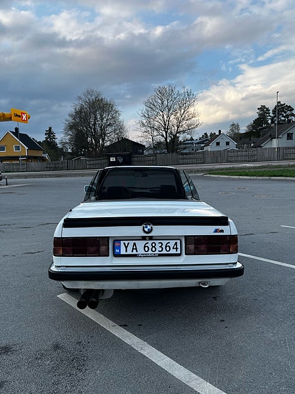 BMW 320i 4 of 28
