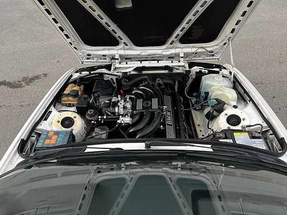 BMW 320i 24 of 28