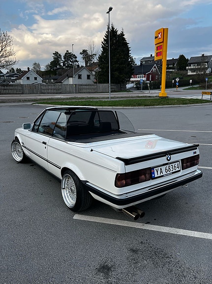 BMW 320i 3 of 28