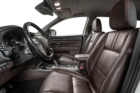 Innvendig fremstår Outlander PHEV Instyle+ som en behagelig lounge på hjul – like egnet til rolig pendling som til fulle helgeturer med bilen full av mennesker og bagasje.