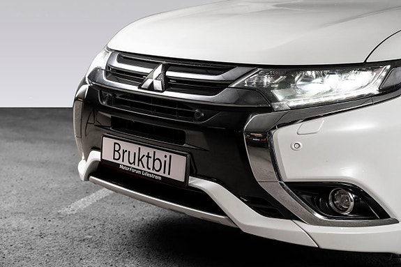 I fronten skjuler Outlander PHEV sitt radar‑ og kamerasystem som driver funksjoner som adaptiv cruise control og frontkollisjonsvarsel.