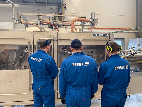 Gode kollegaer sjekker sløyemaskin