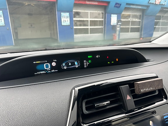 Toyota Prius 4 of 14