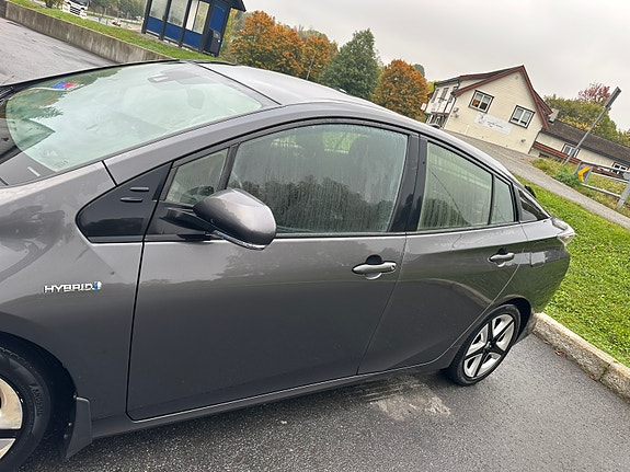 Toyota Prius 8 of 14