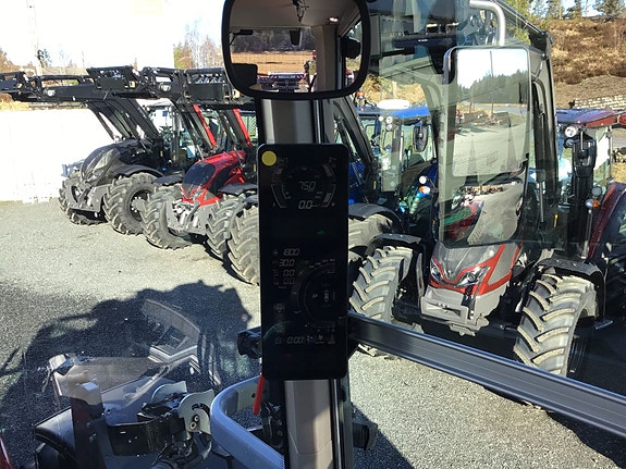 Massey Ferguson MF9S.425 med lasterbraketter! 2025, kr 2 399 000,-