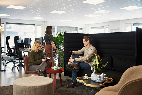 Mari og Thomas slår av en prat