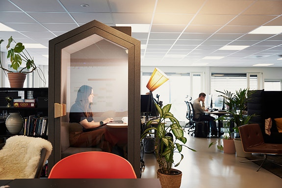 Anita sitter i i hyttekontoret