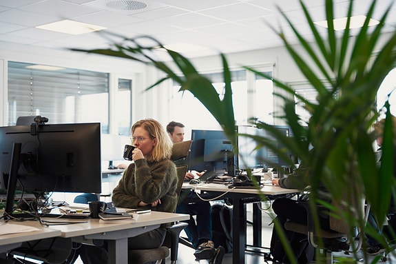 Mari foran skjermen sin